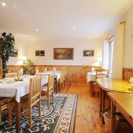 Lough Dan House Bed & Breakfast 4*